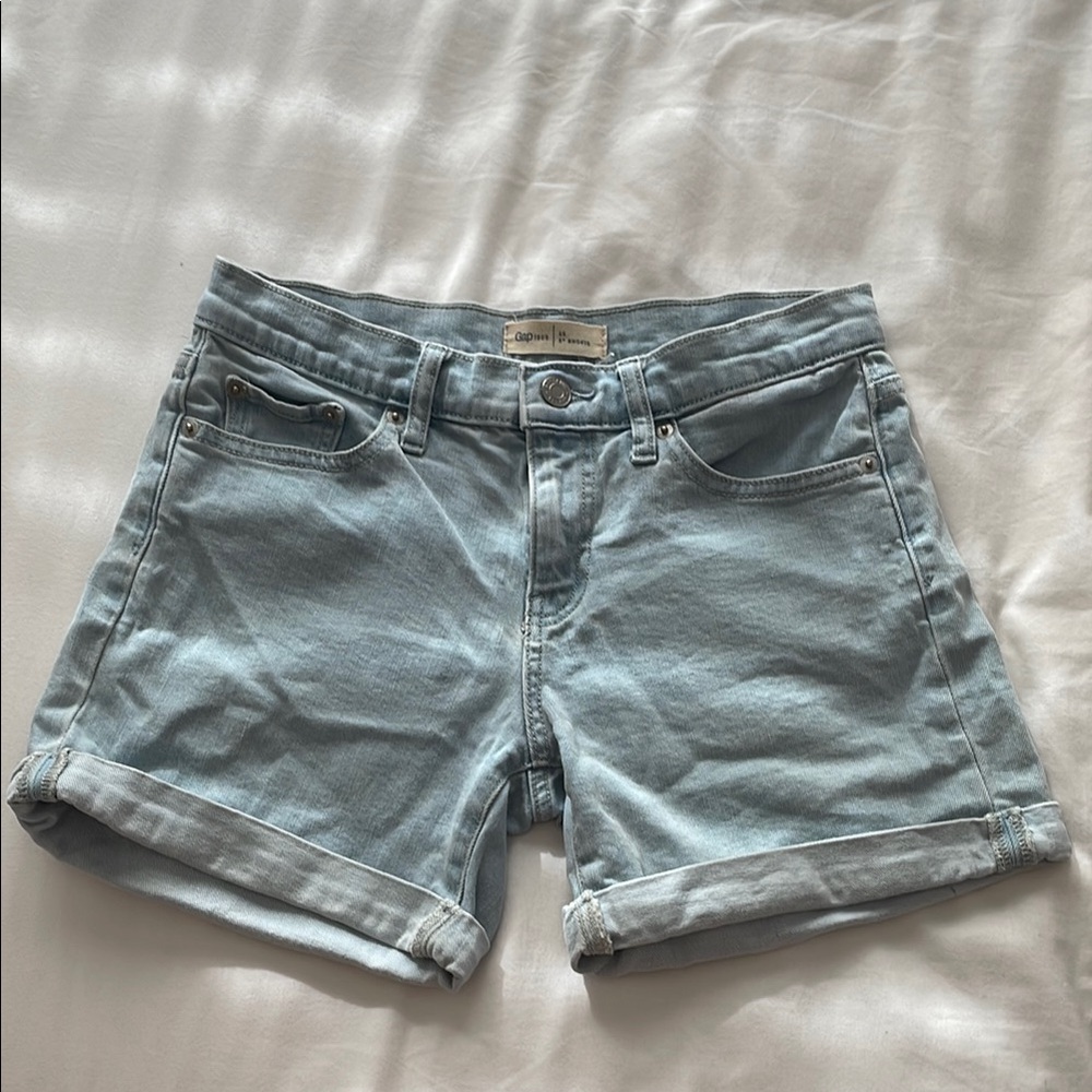 GAP light wash shorts !